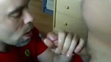 Έφηβος με μικρά ζωηρά βυζιά ο δωρεαν βιντεο πορνο Kenna James βιδώθηκε στον καναπέ