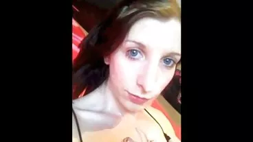 Η χαριτωμένη καυτερή Jenny Doll αγγίζει δωρεα πορνο το μικρό ξυρισμένο μουνί της