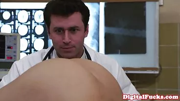 Η εντελώς φυσική νεαρή ξανθιά Lovita Fate δωρεαν πορνο ρουφάει ένα σκληρό πετεινό στα γόνατα