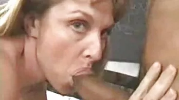 Η υποτακτική μελαχρινή Sofi Ryan κάνει δωρεαν πορνο βιντεοσ μια θεϊκή πίπα στα γόνατα