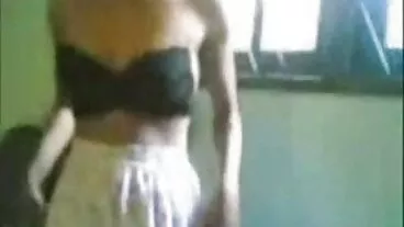 Η σεξουαλική δωρεαν πορνο ταινιεσ ξανθιά MILF Bambi Blacks γαμήθηκε σε λειτουργία DP από δύο νεαρούς άντρες