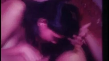 Η μελαχρινή Krissy Lynn με μεγάλο βιντεο πορνο δωρεαν στήθος καρφώθηκε στη πόζα της καουμπόισσας