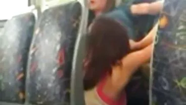 Το παιχνιδιάρικο μοντέλο Dava Foxx ελληνικο δωρεαν πορνο με μεγάλο στήθος πηδά πάνω σε ένα τεράστιο μπέρδεμα