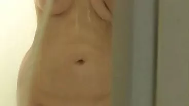 Η δωρεαν βιντεο πορνο αισθησιακή μελαχρινή BBW Ellis Rose κάνει μπάνιο με ζεστό τρόπο