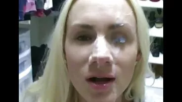 Η υπέροχη ελληνικο πορνο δωρεαν μπούστος καυτερή Karla Kush γάμησε στη πόζα σε στυλ σκυλάκι