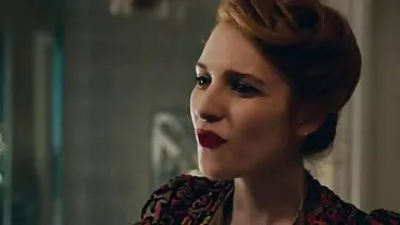 Η γλυκιά μεγαλόστομη κυρία με τα κόκκινα Linzee Ryder ανοίγει την πορνο ταινιεσ δωρεαν πύλη της το πρωί