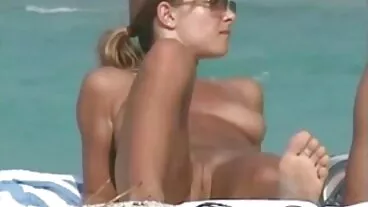 Η Evelina Darling και η Kate δωρεαν ελληνικο πορνο Rich διασκεδάζουν με έναν αρκετά μεγάλο κόκορα