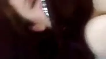 Όμορφη γκόμενα με ωραία τεράστια βυζιά Το Karma RX διεγείρει το κρακ της σεξ πορνο δωρεαν