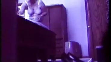 Καλή φίλη με δωρεαν πορνο σαιτ αθώο βλέμμα ο Alex Kane καβαλάει σε ένα μεγάλο πουλί