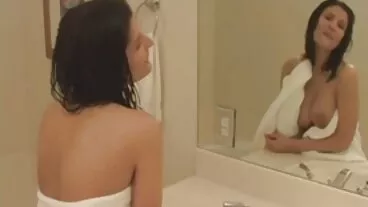 Η Chloe Cherry και η Emily Willis φιλιούνται με cum μετά από σκληρό δωρεαν βιντεο πορνο σκατά