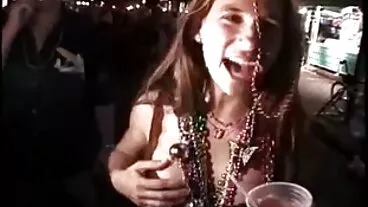 Ο επιδέξιος μπούστος δωρεαν ελληνικα βιντεο πορνο Ασιάτης Jade Kush βιδώθηκε στη πόζα της καουμπόισσας