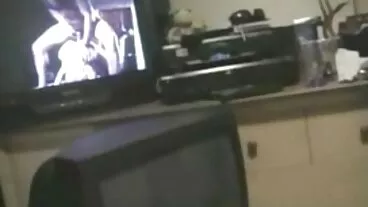 Η χαριτωμένη δωρεαν ελληνικα βιντεο πορνο μελαχρινή έφηβη Avi Love ανοίγει το μουνί της για ένα μεγάλο πουλί