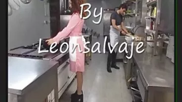 Η καυτιά με τατουάζ με μικρά βυζιά Ο Rocky Emerson διεγείρει το υγρό σεξ πορνο δωρεαν ράγισμά της