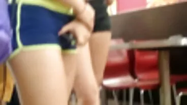 Η μαυρομάλλης MILF δωρεαν πορνο με ζωα Ava Koxxx ανοίγει την πεινασμένη τρύπα της για έναν οικοδόμο