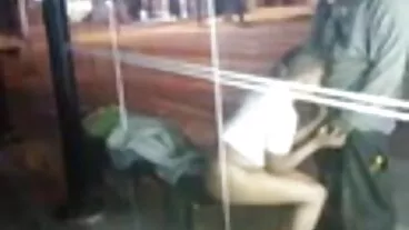 Η μικρόσωμη γκόμενα Ariana Shaine φαίνεται δωρεαν πορνο σεξ υπέροχη στη στάση της καουμπόισσας