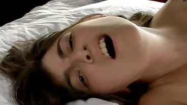 Η αισθητική μελαχρινή πορνο δωρεα έφηβη Katty West διαπέρασε ένα μεγάλο πέος